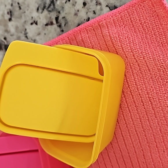 Colorful Set of 6 Tupperware Tab Containers! - Picture 7 of 10